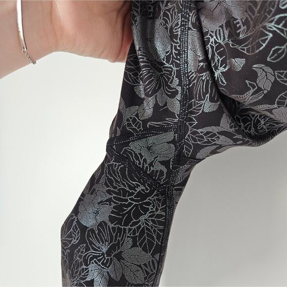 Lululemon Logo Flourish Black Iridescent 8" Foil Wunder Train High-Rise Short 4 - Picture 7 of 11